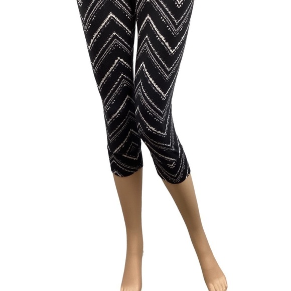 Athleta ZigZag Relay Capri Leggings Size S Black Print - Picture 3 of 7